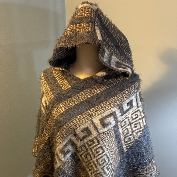 Geometric Patterned Hooded Poncho - Picture 3 of 4